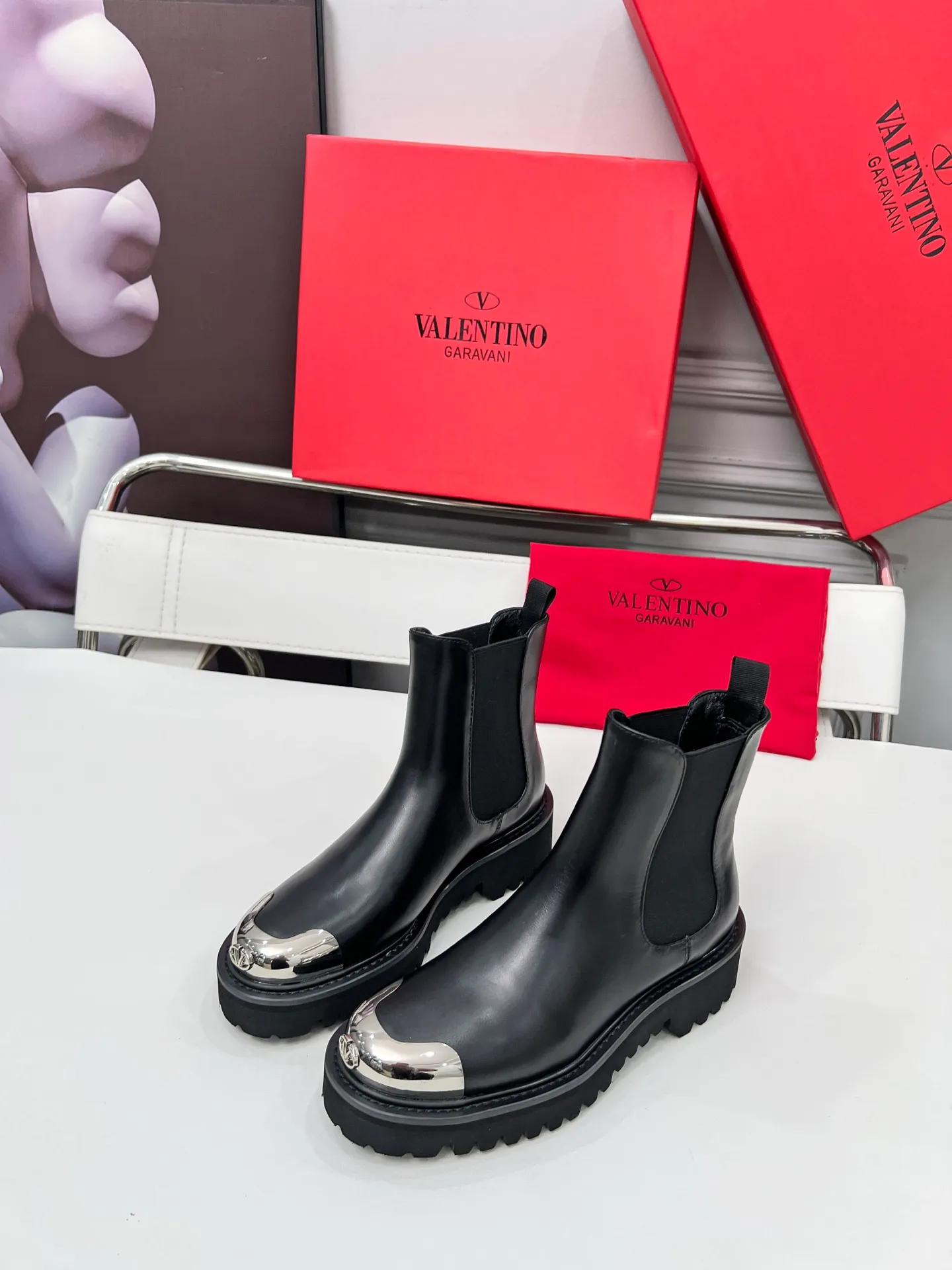 👟👟Ex-factory price 600👟👟 2026𝑉𝐴𝐿𝐸𝑁𝑇𝐼𝑁𝑂 Valentino ♡ͥ | 💫Purchase level🔍 Classic Valentino’s special textured hardware brings out a full sense of luxury After putting it on my feet, I was shocked that my feet looked slimmer! The new season lives up to expectations! Worth buying ❥The original method is absolutely sentimental ❥Elegant style creates a different feeling🙈 Simple temperament style!  ♡ show bdetails ———————————— ⊿▸: Number of yards | 35-40 (41. Customized) ⊿▸: Material | Imported calfskin ⊿▸: Lining | Sheepskin ⊿▸: Number of yards 35-40 (41. Customized)